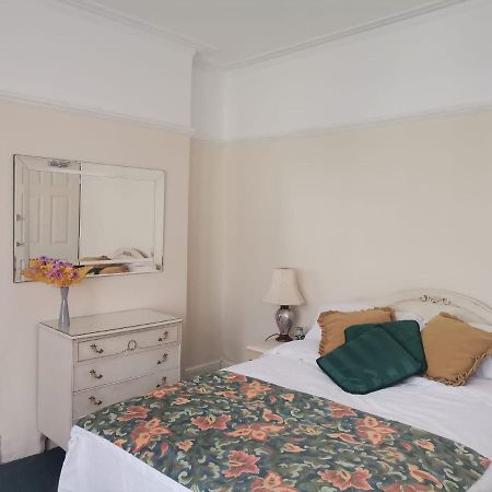 Double Room Available- London Seven Kings Seven Kings Train Station Ilford Exterior foto