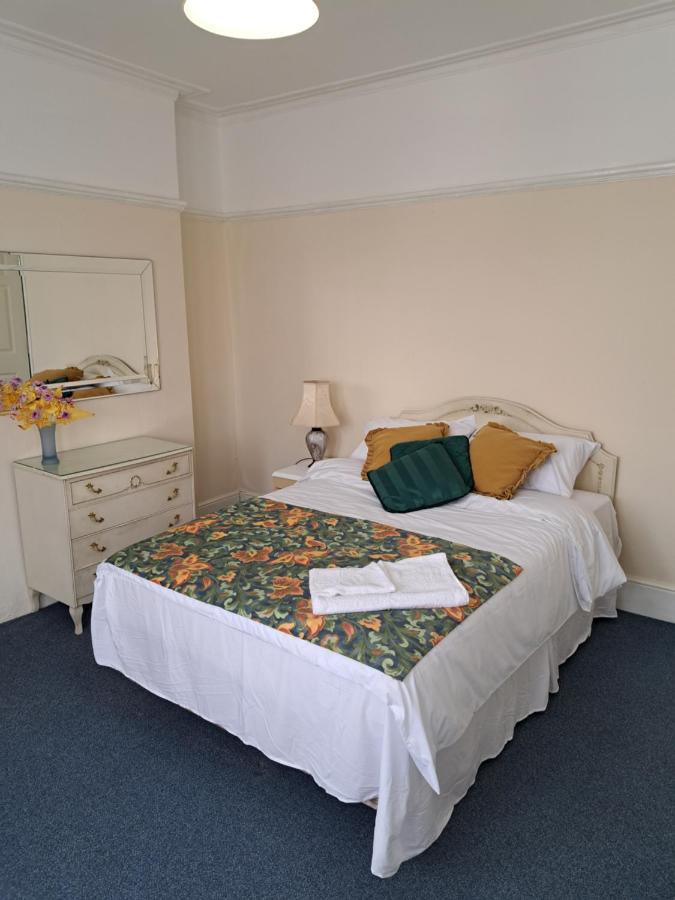 Double Room Available- London Seven Kings Seven Kings Train Station Ilford Exterior foto